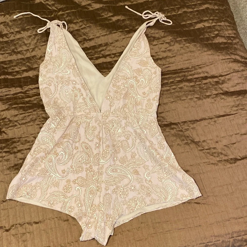 Tobi Stella paisley soft print deep V neck romper - Picture 3 of 5